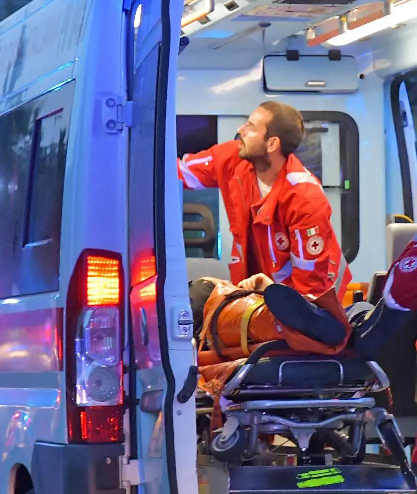 Vedano Olona, tenta di scavalcare il cancello di casa e s’infilza una gamba: 50enne rischia di morire dissanguato