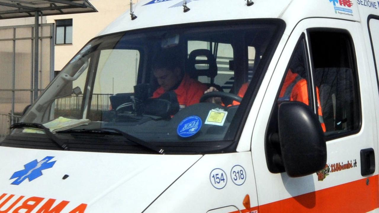 L'ambulanza ha accompagnato l'anziana in ospedale: ora è in prognosi riservata (foto repertorio) L'ambulanza ha accompagnato l'anziana in ospedale: ora è in prognosi riservata (foto repertorio)