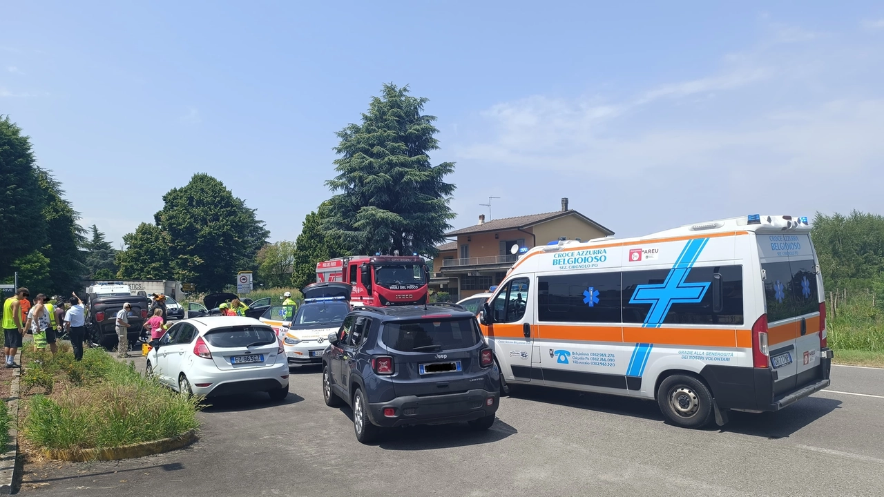 La strada bloccata da auto incidentate e mezzi di soccorso La strada bloccata da auto incidentate e mezzi di soccorso