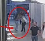Cinque raid tra il metrò e corso Como. Preso rapinatore di telefoni e collane